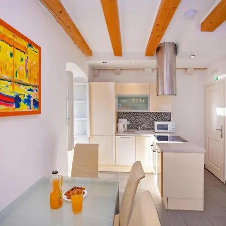 Apartment Espana 2 *